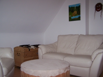Beratungsraum mit hellen Möbeln